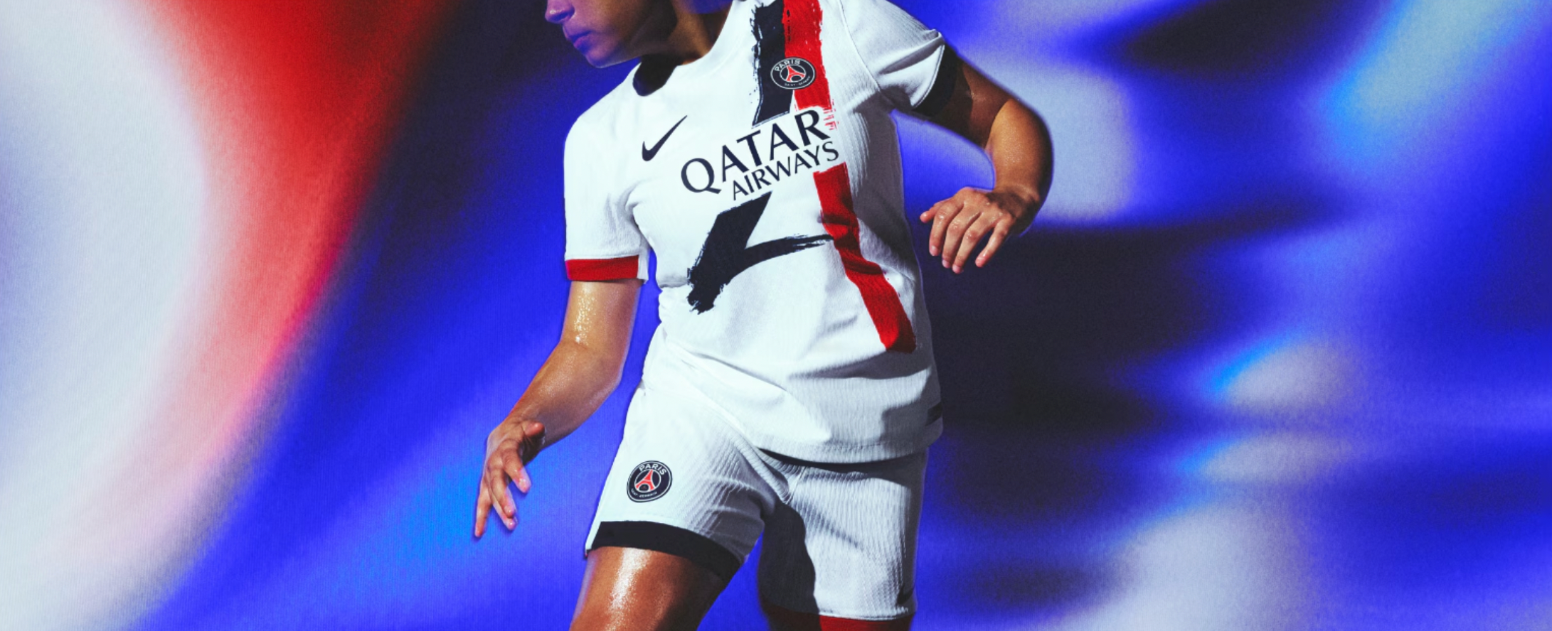Inspiré par Paris. Ornée de deux bandes rouge et bleue, cette tunique blanche s’inspire de la silhouette emblématique de la tour Eiffel. Ce maillot rend hommage à une tunique iconique du Club portée par les Parisiens lors des saisons 1990-1991 et 1991-1992, tout en incarnant l'esprit d’innovation du club de la nouvelle génération. Le maillot bénéficie de l’innovation technologique Dri-FIT ADV, la nouvelle norme haute performance de Nike. Il a été conçu grâce aux recherches approfondies menées au Nike Sport Research Lab à l'aide de technologies de cartographie corporelle avancées. Grâce au travail réalisé pour optimiser mobilité, respirabilité et ventilation, la texture et le dessin du maillot 2024-2025 offre aux joueurs parisiens les conditions nécessaires pour optimiser leur expérience et les aider à briller dans toutes les compétitions.
